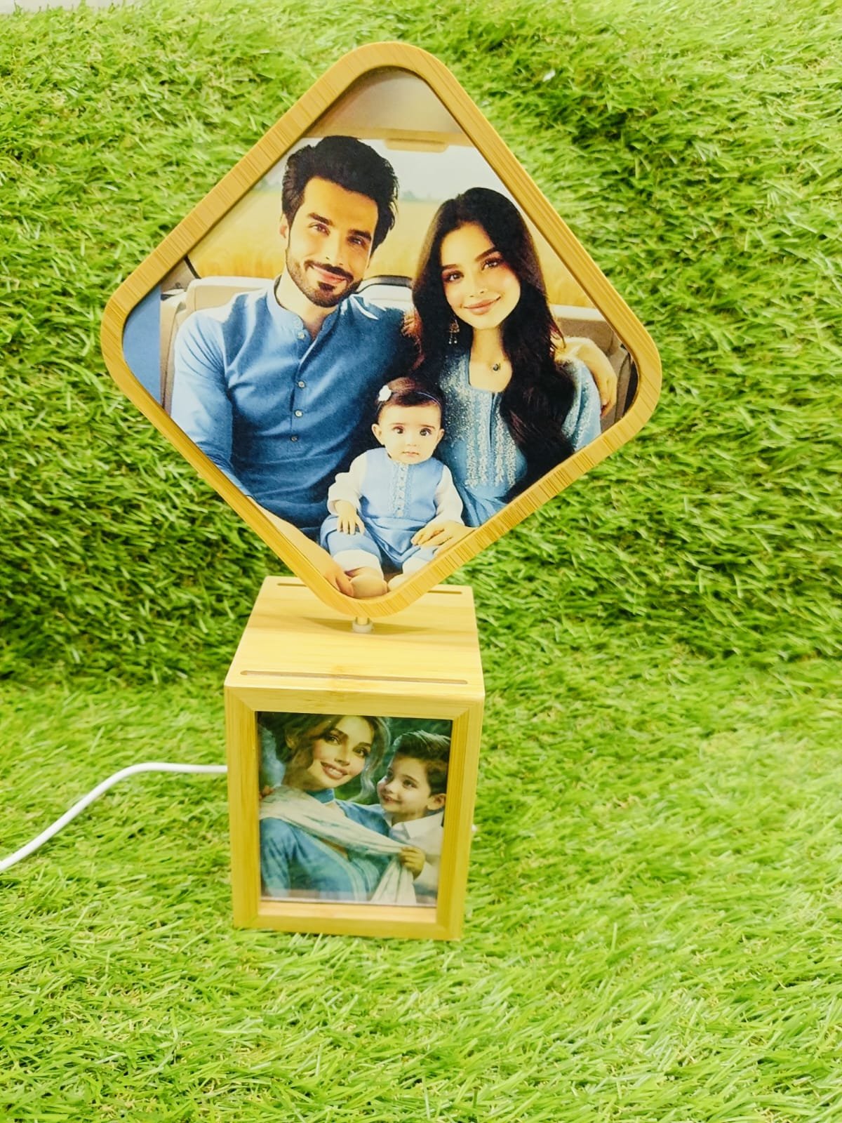 WhatsApp Image 2025-11-16 at 01.37.12_513b30e1 برواز خشبي دوّار بإضاءة – تصميم مبتكر يعرض صورتين بأسلوب فني - الصورة 1