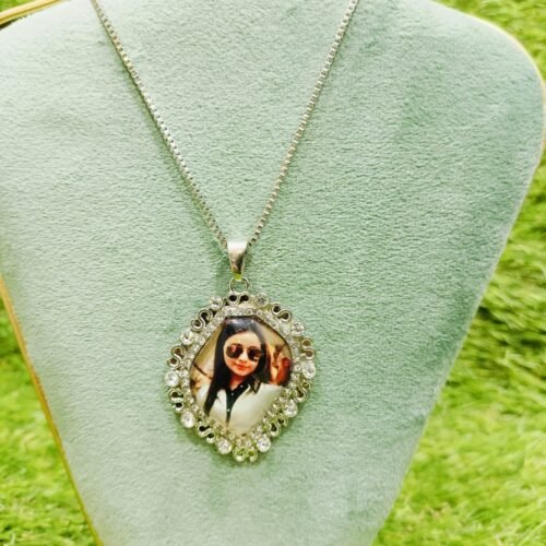 عقد مع صورة